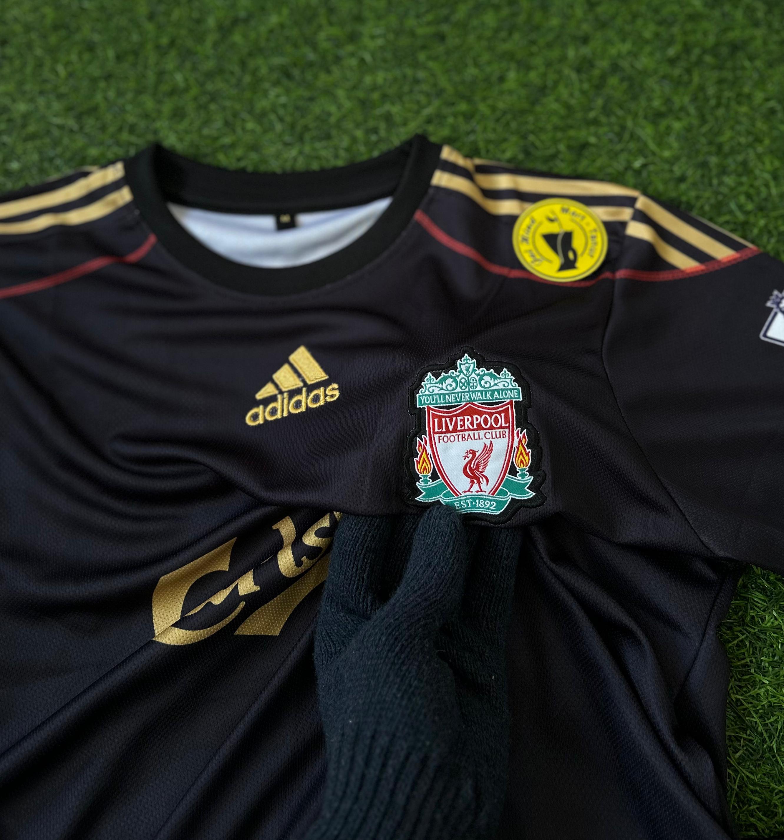 LIVERPOOL 2009-10 AWAY KIT, HALFSLEEVE EMBROIDERY